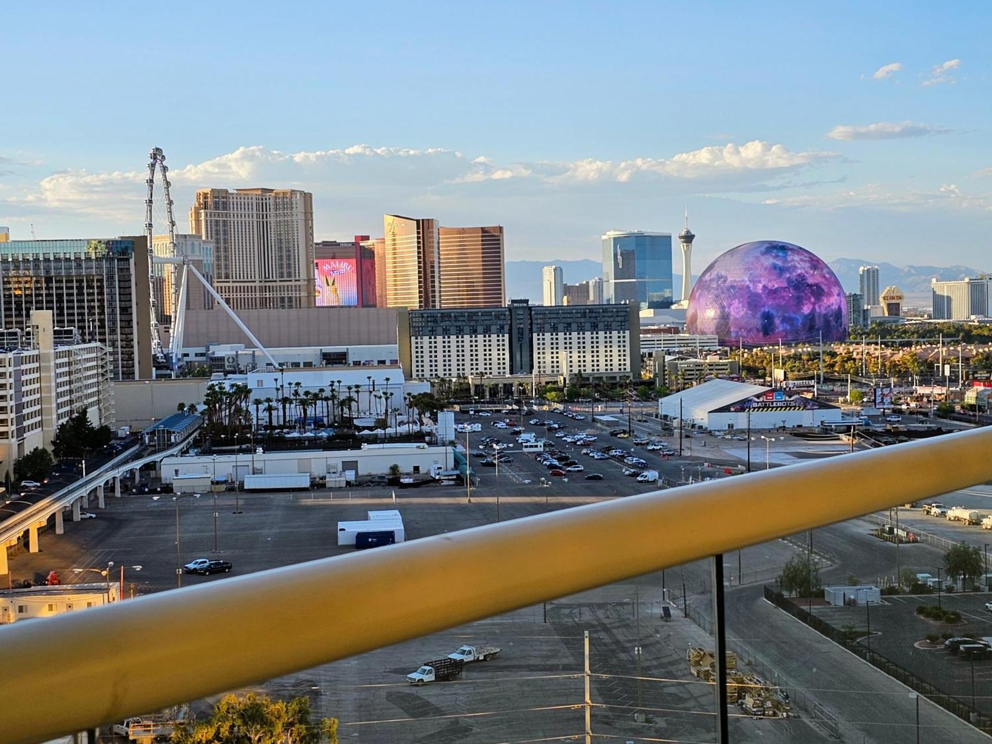 Strip & Sphere View - Separate Living Room - 2 Full Bath - Full Kitchen - Balcony - 900 Sqft - Mgm Signature Las Vegas Eksteriør bilde